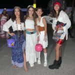 Scarlet Ortiz Instagram - Anoche celebrando Halloween 👻 🎃 de que se trata para mi? De ver a mi hija feliz buscando su disfraz, maquillándose y disfrutando con sus amigos, tocar las puertas y que le den caramelos! Nada más que ser felicessssss y disfrutar con amigos y familia, sin ofender, ni dañar a nadieeee! En paz y en alegría! Respeto las creencias de cada quien aunque no las comparta y sería lindo que todos aprendiéramos a hacerlo!!! No soy de juzgar a alguien por sus creencias así que pido no me vengan a querer imponer creencias que no son mías! Vamos a respetarnos y a ser felicessssss!!! Gracias a mis bellas @hevisjevita @scheherezadelm @blossomid_  por la maravillosa compañía. #halloween