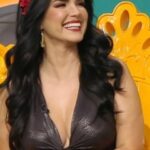 Scarlet Ortiz Instagram - @ortizscarlet se somete a las picantes preguntas de nuestros panelistas 💥🌶️Y sus respuestas nos dejaron con la boca abierta, pues esta vez confesó cuáles son sus más íntimos secretos 😮🔥