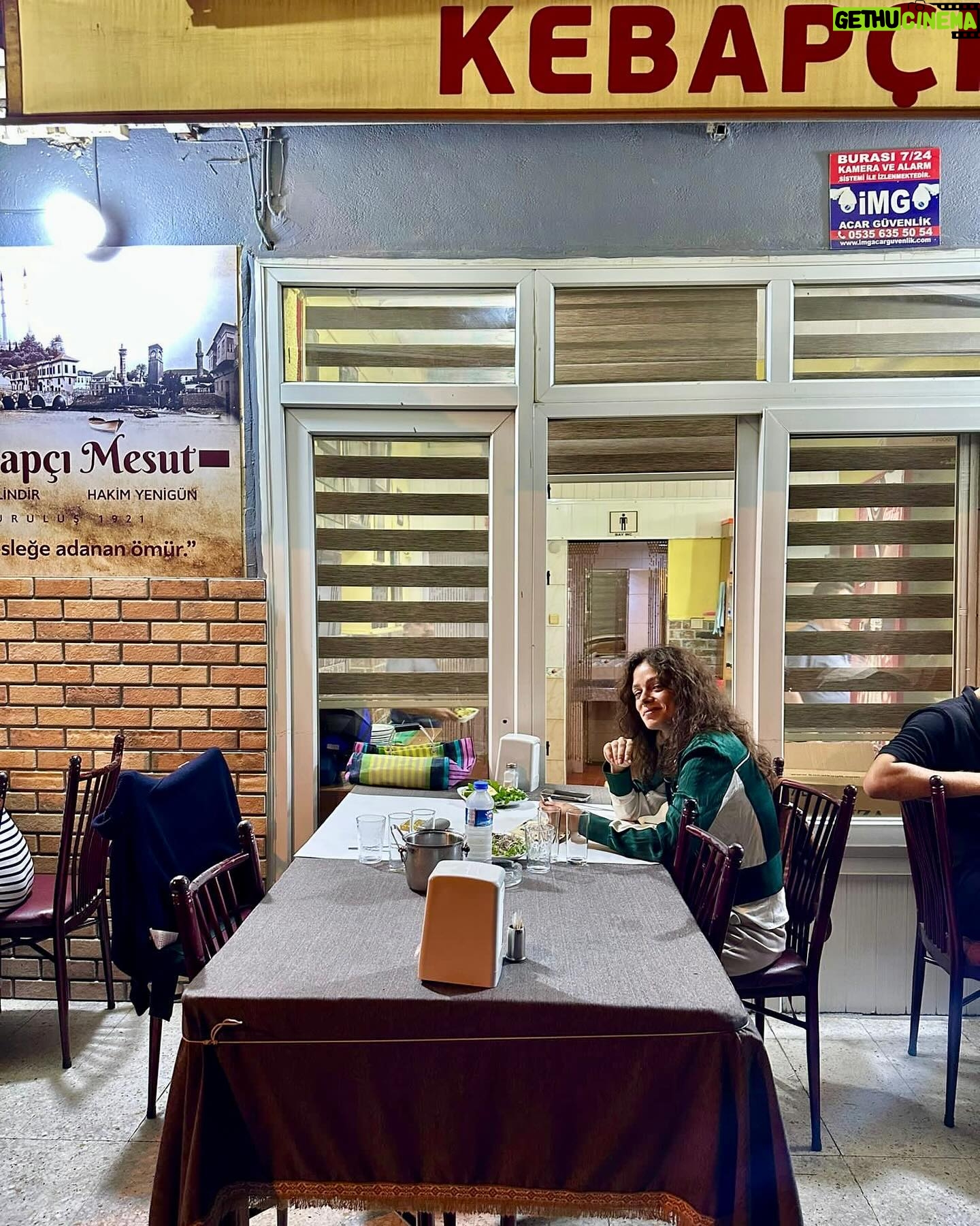Özge Özpirinçci Instagram - “Bana akıl verirken kalanı size yetmeyecekse risk almayın derim.” Adana dump hazırlarken gelen olağan atardan ötürü caption tercihim