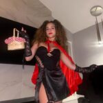 Sofie Dossi Instagram – swipe to see the big bad wolf🐺 @foxidossi
