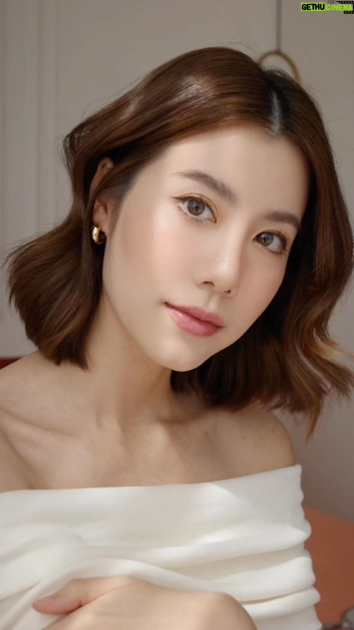 Esther Supreeleela Instagram - บอกเลยว่า Bobbi Brown Holiday 2023 Golden Glamour Collection คือห้ามพลาด!! สีสวย ใช้ง่าย คอลนี้ลิมิเต็ดนะ ระวังหมด รีบไปตำกันค่าา💕✨
@bobbibrownthailand
#BobbiBrownHoliday2023