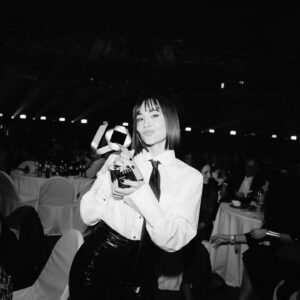 Aitana Instagram - ayer fue 🔥🔥🔥🔥🔥 demasiado  divertido @los40spain #los40musicawardssantander gracias por los 2 premios🥲🥹🥹🥹🥹🥹 fui muy feliz ayer. Os quiero mucho 🖤🖤🖤

look: @davidkomalondon @lesilla 
makeup @alex_saint y pelito @jesusdepaula rojitooooo ❤️❤️