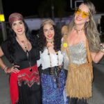 Scarlet Ortiz Instagram - Anoche celebrando Halloween 👻 🎃 de que se trata para mi? De ver a mi hija feliz buscando su disfraz, maquillándose y disfrutando con sus amigos, tocar las puertas y que le den caramelos! Nada más que ser felicessssss y disfrutar con amigos y familia, sin ofender, ni dañar a nadieeee! En paz y en alegría! Respeto las creencias de cada quien aunque no las comparta y sería lindo que todos aprendiéramos a hacerlo!!! No soy de juzgar a alguien por sus creencias así que pido no me vengan a querer imponer creencias que no son mías! Vamos a respetarnos y a ser felicessssss!!! Gracias a mis bellas @hevisjevita @scheherezadelm @blossomid_  por la maravillosa compañía. #halloween