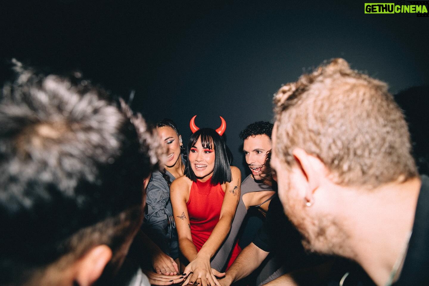 Aitana Instagram - esta gira la estoy disfrutando tantoooo 🧡🩵🖤 Las Palmas de Gran Canaria, Sevilla y Bilbao gracias a todxs por vuestra energía, ha sido una locura 🙏🏼
mañana y pasado nos vemos en el Wizink 💜💜💜 dos fechas seguidas y una 3a en diciembre, estoy feliiiz 🥹
y el 24/11 empezamos en MÉXICO #alphaTour x Latinoamérica 🫠 q ganas de veros a todxs: Colombia, Perú, Ecuador, Argentina, Chile y Uruguay. os quiero ❤️
@fendi
@yslbeauty #makeuplook