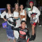 Scarlet Ortiz Instagram - Anoche celebrando Halloween 👻 🎃 de que se trata para mi? De ver a mi hija feliz buscando su disfraz, maquillándose y disfrutando con sus amigos, tocar las puertas y que le den caramelos! Nada más que ser felicessssss y disfrutar con amigos y familia, sin ofender, ni dañar a nadieeee! En paz y en alegría! Respeto las creencias de cada quien aunque no las comparta y sería lindo que todos aprendiéramos a hacerlo!!! No soy de juzgar a alguien por sus creencias así que pido no me vengan a querer imponer creencias que no son mías! Vamos a respetarnos y a ser felicessssss!!! Gracias a mis bellas @hevisjevita @scheherezadelm @blossomid_  por la maravillosa compañía. #halloween