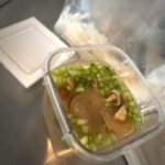 Nozomi Sasaki Instagram - 味噌汁と離乳食作り🍲
うちは蒸し器をかなり使うからもう一つ買った🥹
早く届かないかな。

さて、お仕事行ってきます！
味噌汁と納豆とサラダ持って。笑
全く映えない😢笑