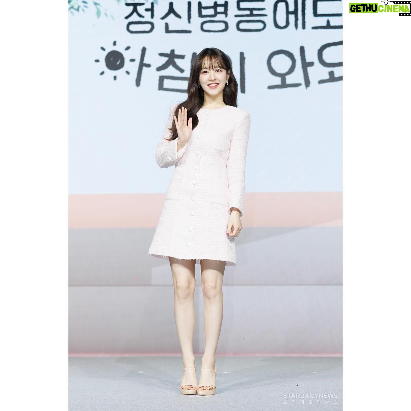 Park Bo-young Instagram - 감사합니다💛
#정신병동에도아침이와요