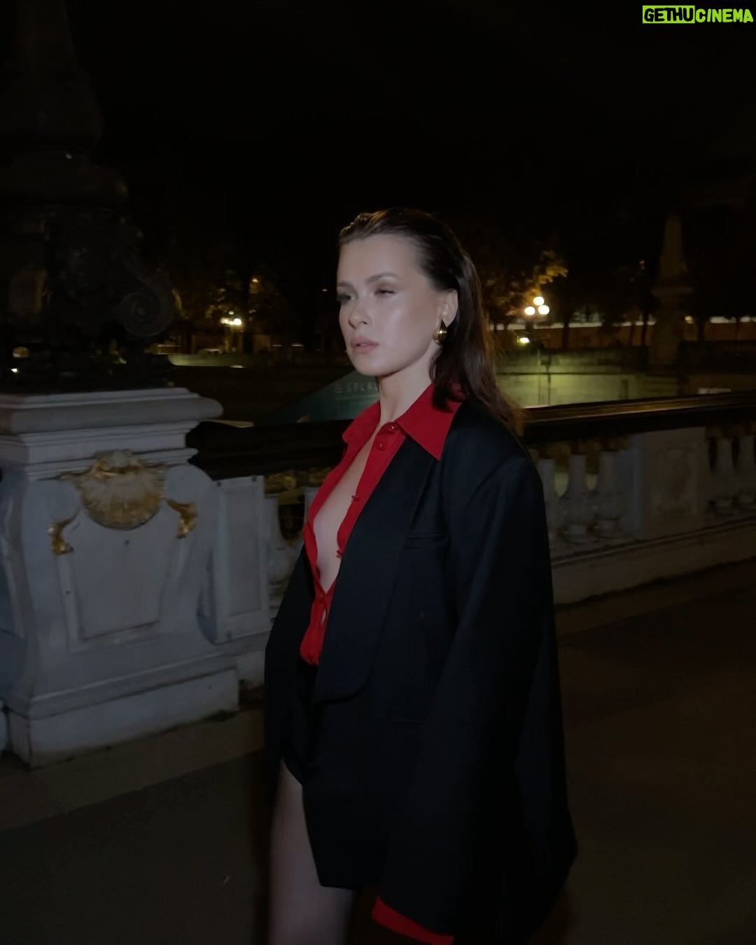 Anna-Maria Sieklucka Instagram - Paris, Paris… J'adore ton ambiance. Tu es irremplaçable! 🤍 #paris #jadore #frenchgirl