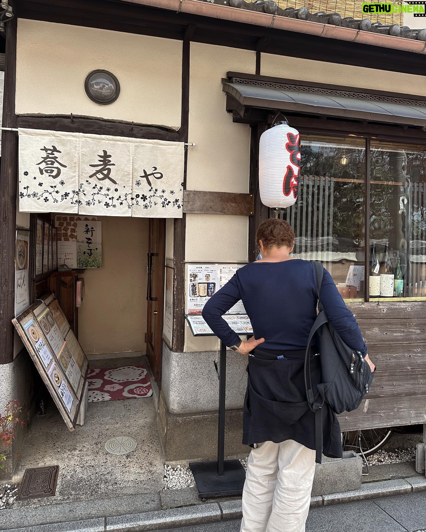 Sheryl Rubio Instagram - Japón. Fuiste mucho más de lo increíble que pensé que serías. Superaste mis expectativas a otro nivel, me enamoré y entendí una cultura tan diferente a la mía 🥹. Comí hasta más no poder, nos perdimos en tus trenes y calles, sufrimos y batallamos para entendernos con toda tu gente pero que gran aprendizaje y que gran viaje nos hemos echado! Espero regresar en un par de años para caminarte y disfrutarte tanto como este primer viaje. Aquí les subo algunas fotitos (tenemos muchísimas más pero esto es un poquito de lo que vivimos) - el mejor viaje de Honey Moon que @shapswade pudimos haber pedido 🫶🏻