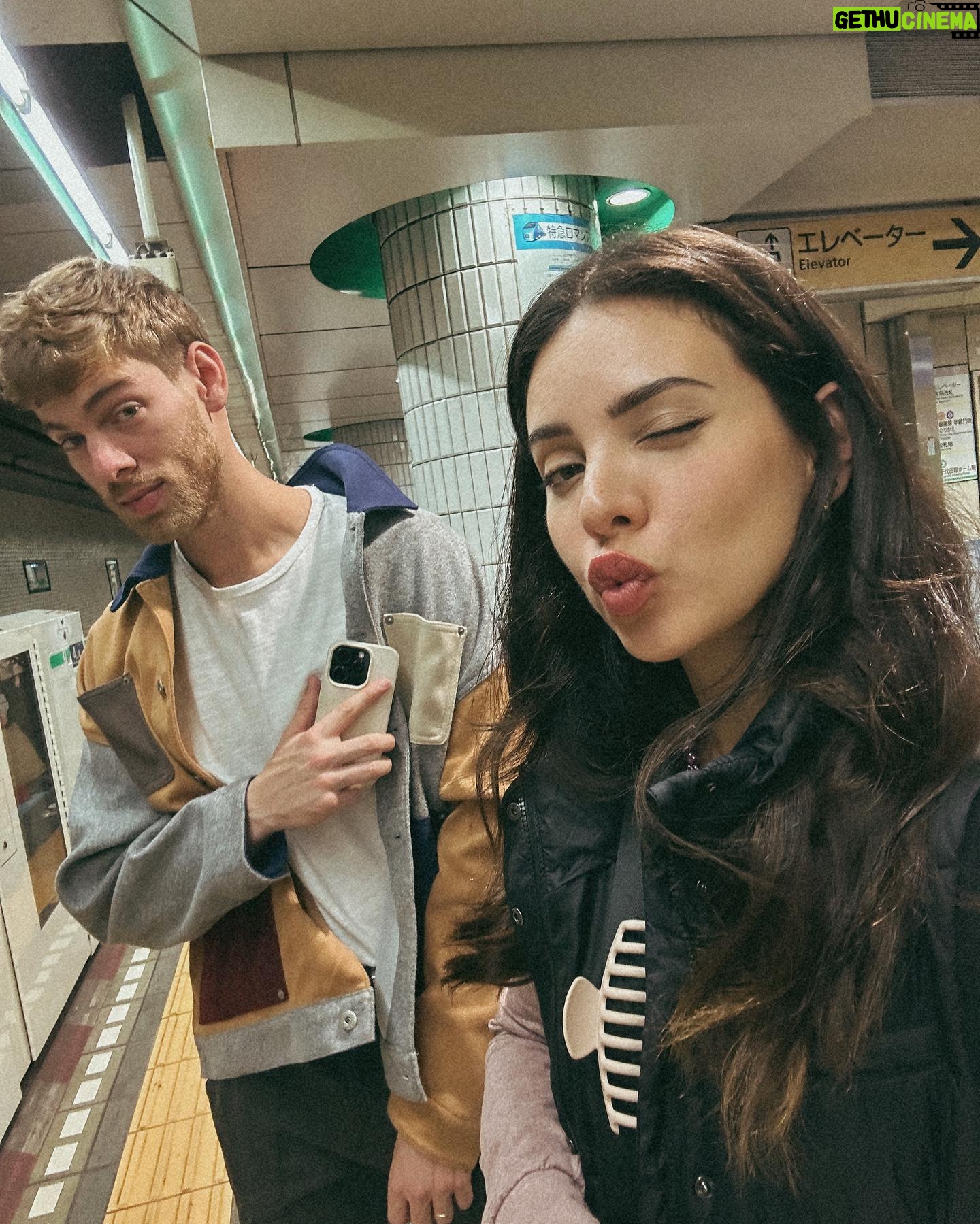 Sheryl Rubio Instagram - Japón. Fuiste mucho más de lo increíble que pensé que serías. Superaste mis expectativas a otro nivel, me enamoré y entendí una cultura tan diferente a la mía 🥹. Comí hasta más no poder, nos perdimos en tus trenes y calles, sufrimos y batallamos para entendernos con toda tu gente pero que gran aprendizaje y que gran viaje nos hemos echado! Espero regresar en un par de años para caminarte y disfrutarte tanto como este primer viaje. Aquí les subo algunas fotitos (tenemos muchísimas más pero esto es un poquito de lo que vivimos) - el mejor viaje de Honey Moon que @shapswade pudimos haber pedido 🫶🏻
