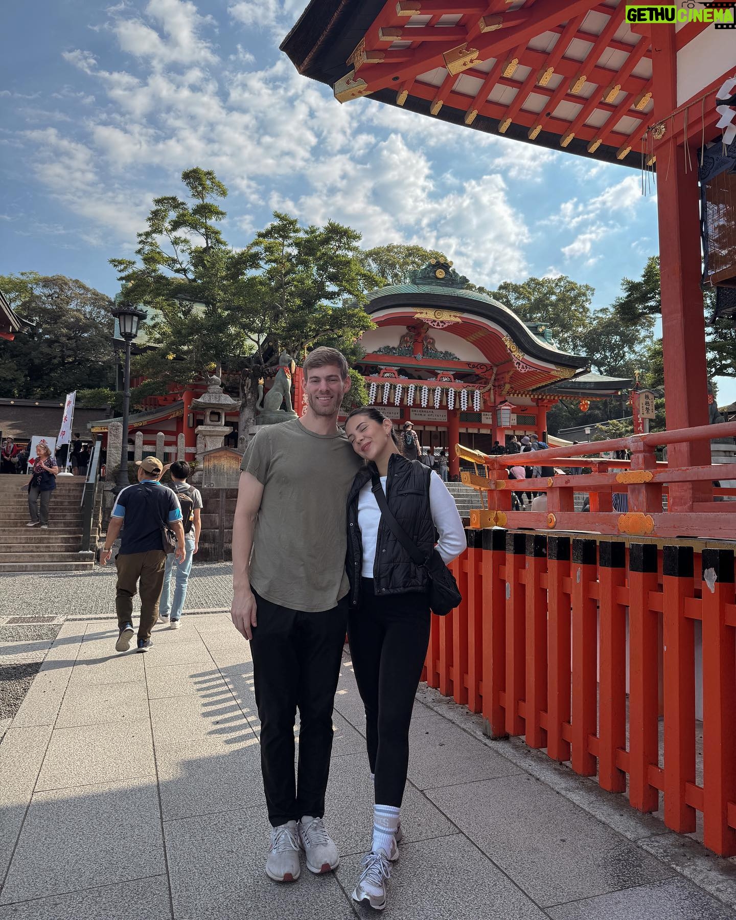 Sheryl Rubio Instagram - Japón. Fuiste mucho más de lo increíble que pensé que serías. Superaste mis expectativas a otro nivel, me enamoré y entendí una cultura tan diferente a la mía 🥹. Comí hasta más no poder, nos perdimos en tus trenes y calles, sufrimos y batallamos para entendernos con toda tu gente pero que gran aprendizaje y que gran viaje nos hemos echado! Espero regresar en un par de años para caminarte y disfrutarte tanto como este primer viaje. Aquí les subo algunas fotitos (tenemos muchísimas más pero esto es un poquito de lo que vivimos) - el mejor viaje de Honey Moon que @shapswade pudimos haber pedido 🫶🏻