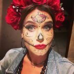 Şevval Sam Instagram – 💖Çoook uzaklardan yazıyorum dostlar..(11 saat fark😅)..bu sene bi 11 saat geç gireyim yeni yaşıma dedim, neyse dönünce öderim 😅 hatta ölüler gününde bi ölüverip gelip sıfırlanayım dedim. 50 yıldır bu planette olmak çok enteresan, düşününce..acısıyla tatlısıyla hikayemi seviyorum ❤️bunca yıl en büyük hayalim Meksika Ölüler gününe gitmekti.. Prenses’imin ülkesine😉 #princessthecamper  bu sene bu hayalimi yarı yüz yaşımda gerçekleştirdim. Dünya değişiyor her geçen gün, gezmek görmek lazım. Hayatımın en güzel tatilini yaptım diyebilirim. Bir kaç fotoğraf paylaşıyorum. Devamı gelir..bi açılış yapayım. Yeni yaşımı kutlayan herkese çoook teşekkür ediyorum. Cevap verebildiklerim veremediklerim..sevginiz benim için çok kıymetli bunu unutmayın lütfen ❤️❤️❤️❤️❤️❤️❤️❤️❤️💫🎂🥂⭐️💛🌈💖💯🎉🍻🩷💙🩵💛🥳🍬🍭🍡💝 #diademuertos #mexico🇲🇽 #oaxaca #50years