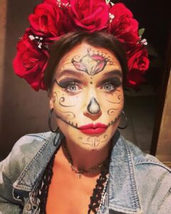 Şevval Sam Instagram - 💖Çoook uzaklardan yazıyorum dostlar..(11 saat fark😅)..bu sene bi 11 saat geç gireyim yeni yaşıma dedim, neyse dönünce öderim 😅 hatta ölüler gününde bi ölüverip gelip sıfırlanayım dedim. 50 yıldır bu planette olmak çok enteresan, düşününce..acısıyla tatlısıyla hikayemi seviyorum ❤️bunca yıl en büyük hayalim Meksika Ölüler gününe gitmekti.. Prenses’imin ülkesine😉 #princessthecamper  bu sene bu hayalimi yarı yüz yaşımda gerçekleştirdim. Dünya değişiyor her geçen gün, gezmek görmek lazım. Hayatımın en güzel tatilini yaptım diyebilirim. Bir kaç fotoğraf paylaşıyorum. Devamı gelir..bi açılış yapayım. Yeni yaşımı kutlayan herkese çoook teşekkür ediyorum. Cevap verebildiklerim veremediklerim..sevginiz benim için çok kıymetli bunu unutmayın lütfen ❤️❤️❤️❤️❤️❤️❤️❤️❤️💫🎂🥂⭐️💛🌈💖💯🎉🍻🩷💙🩵💛🥳🍬🍭🍡💝 #diademuertos #mexico🇲🇽 #oaxaca #50years