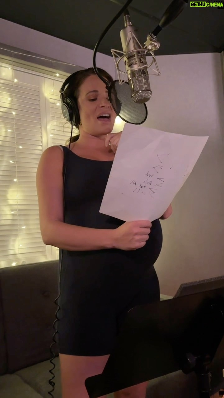 Jessie James Decker Instagram - Most people don’t know this but @sydneyraebass and I sang together all the time growing up. Can you tell from this clip?? Link in bio to hear “Away In A Manger” featuring mama, Sydney and Ali now!! Will be sharing more behind the scenes recording in the studio together soon. We had so much fun 🥰❤️