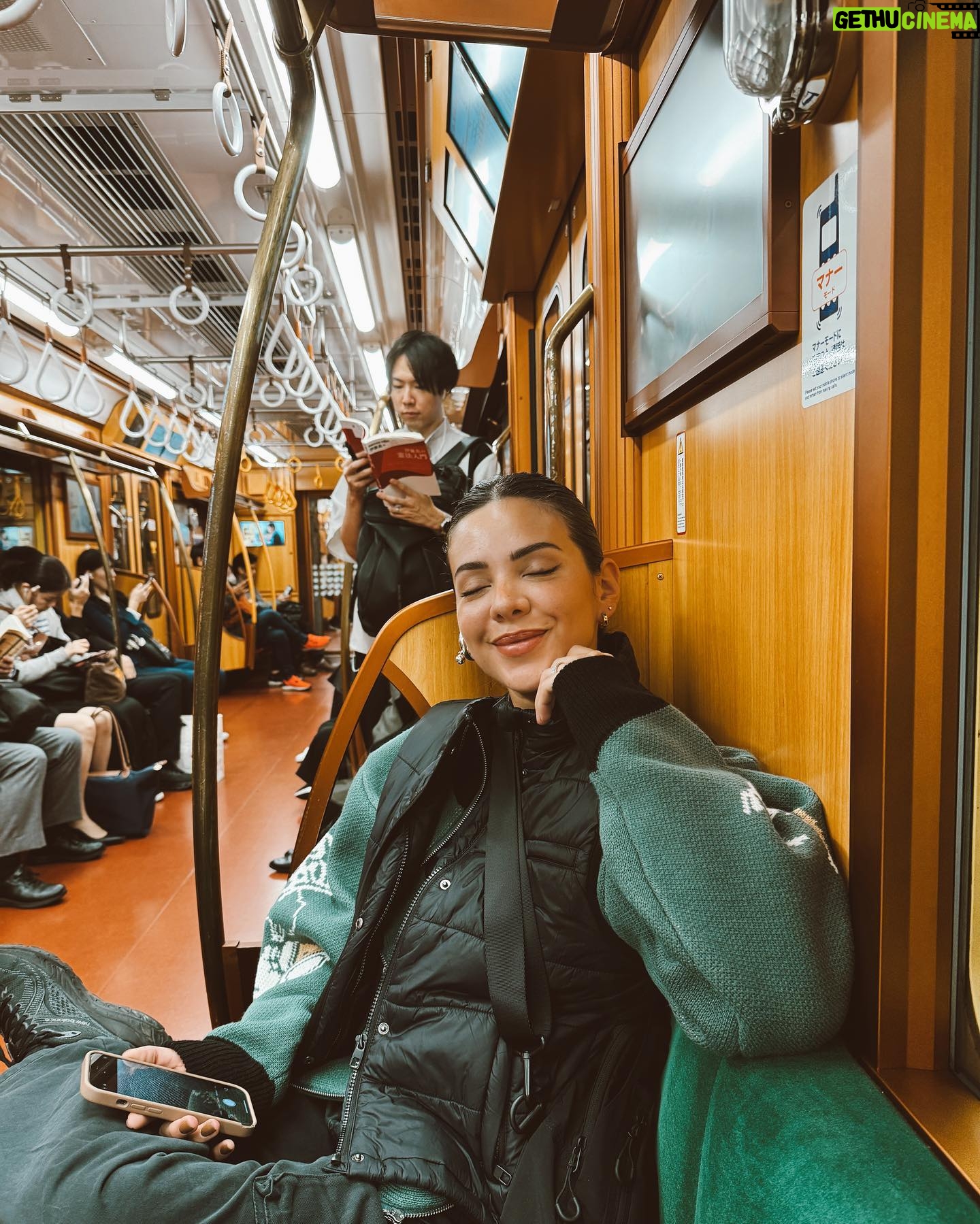 Sheryl Rubio Instagram - Japón. Fuiste mucho más de lo increíble que pensé que serías. Superaste mis expectativas a otro nivel, me enamoré y entendí una cultura tan diferente a la mía 🥹. Comí hasta más no poder, nos perdimos en tus trenes y calles, sufrimos y batallamos para entendernos con toda tu gente pero que gran aprendizaje y que gran viaje nos hemos echado! Espero regresar en un par de años para caminarte y disfrutarte tanto como este primer viaje. Aquí les subo algunas fotitos (tenemos muchísimas más pero esto es un poquito de lo que vivimos) - el mejor viaje de Honey Moon que @shapswade pudimos haber pedido 🫶🏻