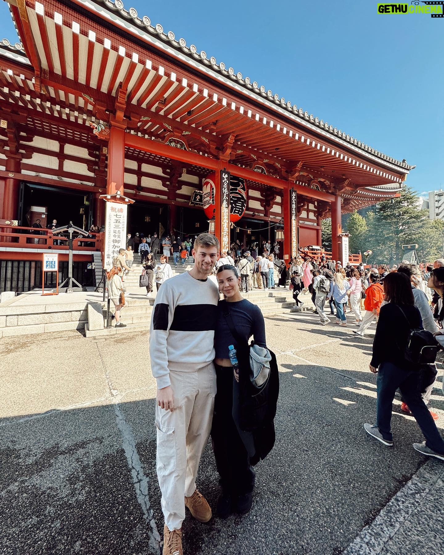 Sheryl Rubio Instagram - Japón. Fuiste mucho más de lo increíble que pensé que serías. Superaste mis expectativas a otro nivel, me enamoré y entendí una cultura tan diferente a la mía 🥹. Comí hasta más no poder, nos perdimos en tus trenes y calles, sufrimos y batallamos para entendernos con toda tu gente pero que gran aprendizaje y que gran viaje nos hemos echado! Espero regresar en un par de años para caminarte y disfrutarte tanto como este primer viaje. Aquí les subo algunas fotitos (tenemos muchísimas más pero esto es un poquito de lo que vivimos) - el mejor viaje de Honey Moon que @shapswade pudimos haber pedido 🫶🏻