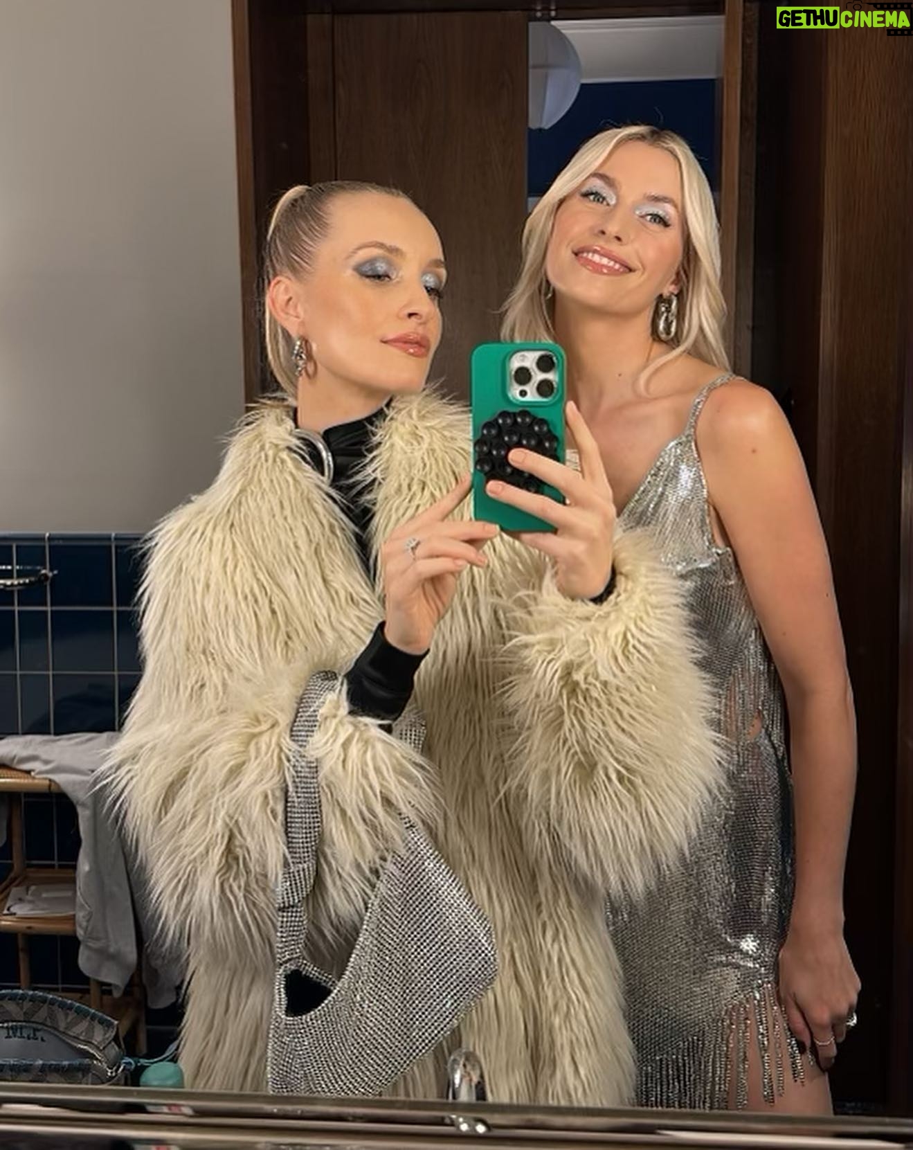 Lena Gercke Instagram - 70‘s vibe baby ✨💄
Last night for #rabannexhm
Make up by @benjamin_becher
📸 by @nigscho