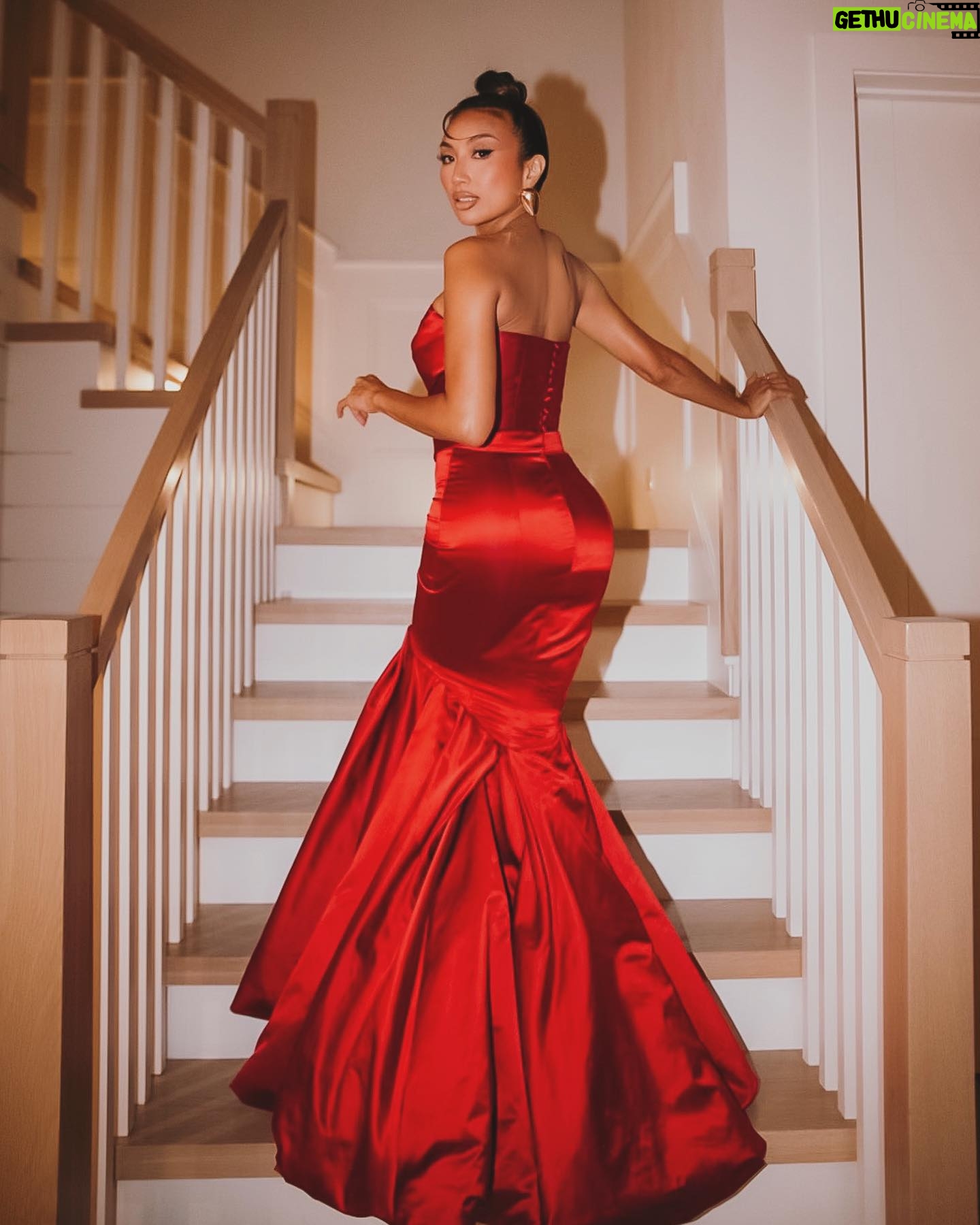 Jeannie Mai Instagram - When it comes to helping babies around the world, this Mommy was honored to stand alongside @baby2baby last night 👠Thank you @kellysawyer & @norahweinstein for not just changing lives, but also igniting hope for moms and children by providing the essentials of diapers, formula, and school supplies across the globe. $12 milly raised last night .. as honoree @salmahayek so poignantly said “All babies are our babies.” ❤️