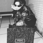 Riisa Naka Instagram - 最近の気分はクールレディ🖤🩶🖤🩶❤️‍🔥
も🫶🏻て✨🩷😘笑笑

スクエアのこのサイズ感のバッグは何個あってもよきだよね🥹
実用性とスタイリッシュが大優勝🏆🖤🖤🖤

@versace 
#VersaceHoliday
#VersaceAthena
#PR