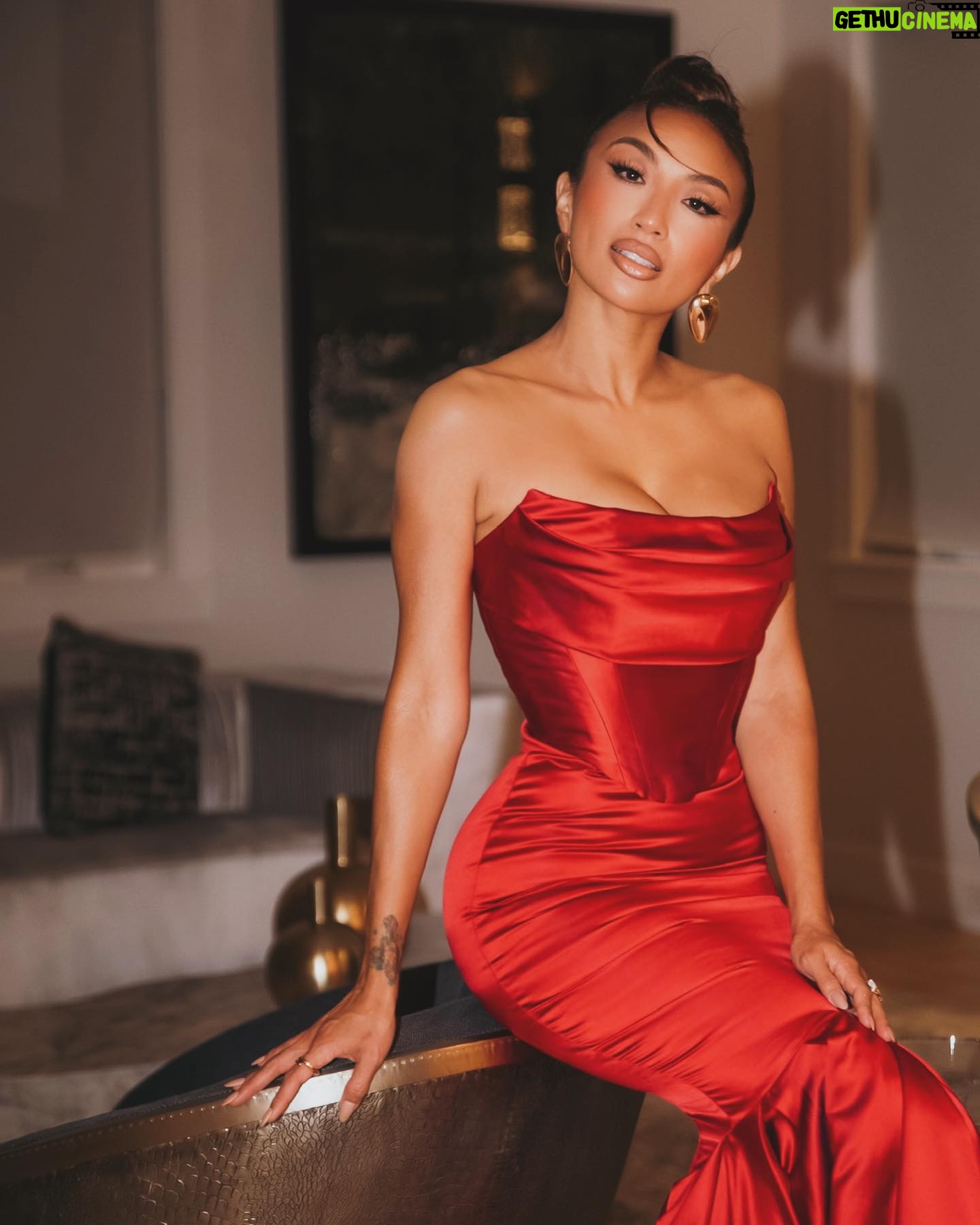 Jeannie Mai Instagram - When it comes to helping babies around the world, this Mommy was honored to stand alongside @baby2baby last night 👠Thank you @kellysawyer & @norahweinstein for not just changing lives, but also igniting hope for moms and children by providing the essentials of diapers, formula, and school supplies across the globe. $12 milly raised last night .. as honoree @salmahayek so poignantly said “All babies are our babies.” ❤️