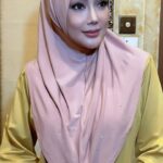 Erra Fazira Instagram – Beautiful @errafazira wearing our New Collection Warda Instant in Nude 💕. Thank you Kak Erra 😍. You look absolutely stunning in it ❤️💕
•
Follow @ashakarimcollection 🙏🏻
#instant 
#wardainstant 
#ashakarim 
#tudungsarung 
#tudunglabuhinstant 
#tudong