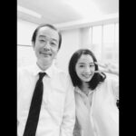 Suzu Hirose Instagram - リリーさん
是枝さんと同じ感覚で、んー、そう、お父さんです笑
2枚目のはね、2年？前？のアカデミー賞の時にね、あ、だからSUNNYの撮影の1年くらい前に、たまたま打ち上げかなんかの時に大根監督が撮ってくださってたものを発見した
#SUNNY強い気持ち強い愛
