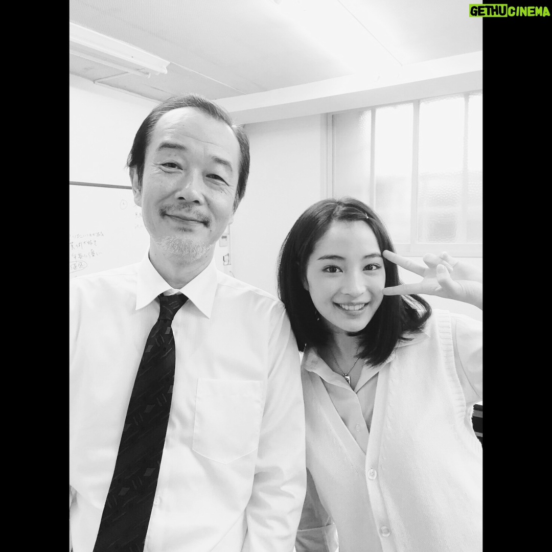 Suzu Hirose Instagram - リリーさん
是枝さんと同じ感覚で、んー、そう、お父さんです笑
2枚目のはね、2年?前?のアカデミー賞の時にね、あ、だからSUNNYの撮影の1年くらい前に、たまたま打ち上げかなんかの時に大根監督が撮ってくださってたものを発見した
#SUNNY強い気持ち強い愛