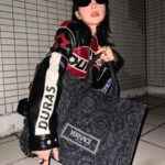 Riisa Naka Instagram - 最近の気分はクールレディ🖤🩶🖤🩶❤️‍🔥
も🫶🏻て✨🩷😘笑笑

スクエアのこのサイズ感のバッグは何個あってもよきだよね🥹
実用性とスタイリッシュが大優勝🏆🖤🖤🖤

@versace 
#VersaceHoliday
#VersaceAthena
#PR
