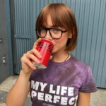 Clara Galle Instagram – #pubIi I love muchito a mis amigas aunque me intenten robar mi @cocacola_esp (irresistible como ellas 🫂❤️✨)
#DateElGusto