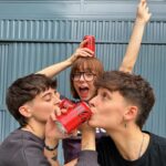 Clara Galle Instagram - #pubIi I love muchito a mis amigas aunque me intenten robar mi @cocacola_esp (irresistible como ellas 🫂❤️✨)
#DateElGusto
