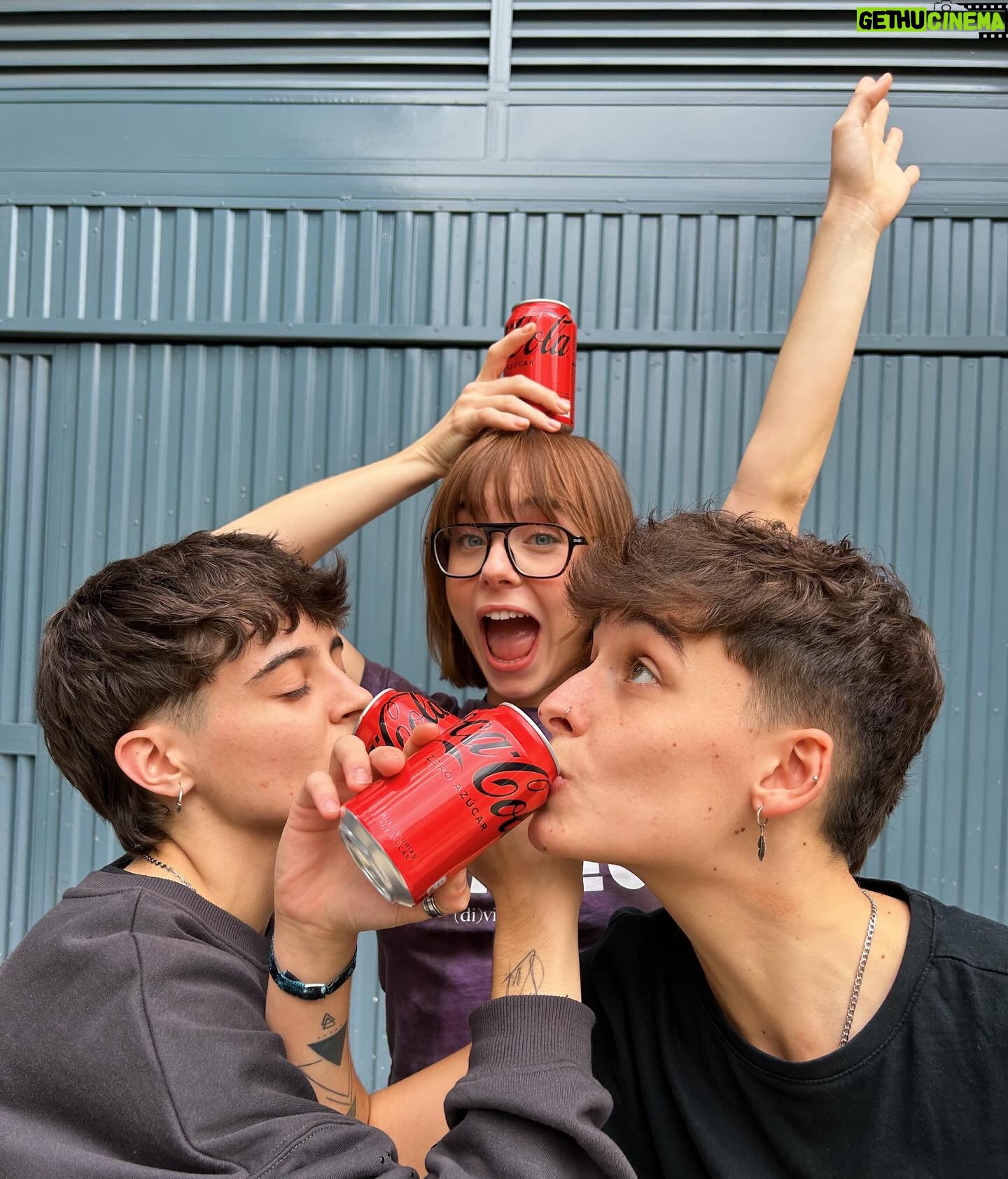 Clara Galle Instagram - #pubIi I love muchito a mis amigas aunque me intenten robar mi @cocacola_esp (irresistible como ellas 🫂❤️✨)
#DateElGusto