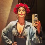 Şevval Sam Instagram - 💖Çoook uzaklardan yazıyorum dostlar..(11 saat fark😅)..bu sene bi 11 saat geç gireyim yeni yaşıma dedim, neyse dönünce öderim 😅 hatta ölüler gününde bi ölüverip gelip sıfırlanayım dedim. 50 yıldır bu planette olmak çok enteresan, düşününce..acısıyla tatlısıyla hikayemi seviyorum ❤️bunca yıl en büyük hayalim Meksika Ölüler gününe gitmekti.. Prenses’imin ülkesine😉 #princessthecamper  bu sene bu hayalimi yarı yüz yaşımda gerçekleştirdim. Dünya değişiyor her geçen gün, gezmek görmek lazım. Hayatımın en güzel tatilini yaptım diyebilirim. Bir kaç fotoğraf paylaşıyorum. Devamı gelir..bi açılış yapayım. Yeni yaşımı kutlayan herkese çoook teşekkür ediyorum. Cevap verebildiklerim veremediklerim..sevginiz benim için çok kıymetli bunu unutmayın lütfen ❤️❤️❤️❤️❤️❤️❤️❤️❤️💫🎂🥂⭐️💛🌈💖💯🎉🍻🩷💙🩵💛🥳🍬🍭🍡💝 #diademuertos #mexico🇲🇽 #oaxaca #50years