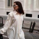 Anna-Maria Sieklucka Instagram - Zastanawiałaś się kiedyś gdzie tak biegniesz, a może stoisz w miejscu? „Zastałaś” się w swojej strefie komfortu albo tak bardzo jest Ci niewygodnie, że uciekasz, bo najważniejszy jest cel, ale tak naprawdę nie wiesz co nim jest? Zastanawiałaś się ostatnio nad tym czego tak naprawdę potrzebujesz, a co Cię ogranicza? A może sama stawiasz przed sobą  mur, bo boisz się porażki, oceny, bo nie chcesz się tłumaczyć przed innymi? A tak naprawdę potrzebujesz się tłumaczyć komukolwiek? A może w życiu przede wszystkim chodzi o Ciebie? 
O Ciebie.
Poczuj, ile jesteś warta. 🤍
.
.
.
#knowyourworth #youareenough #womanpower #style #woman