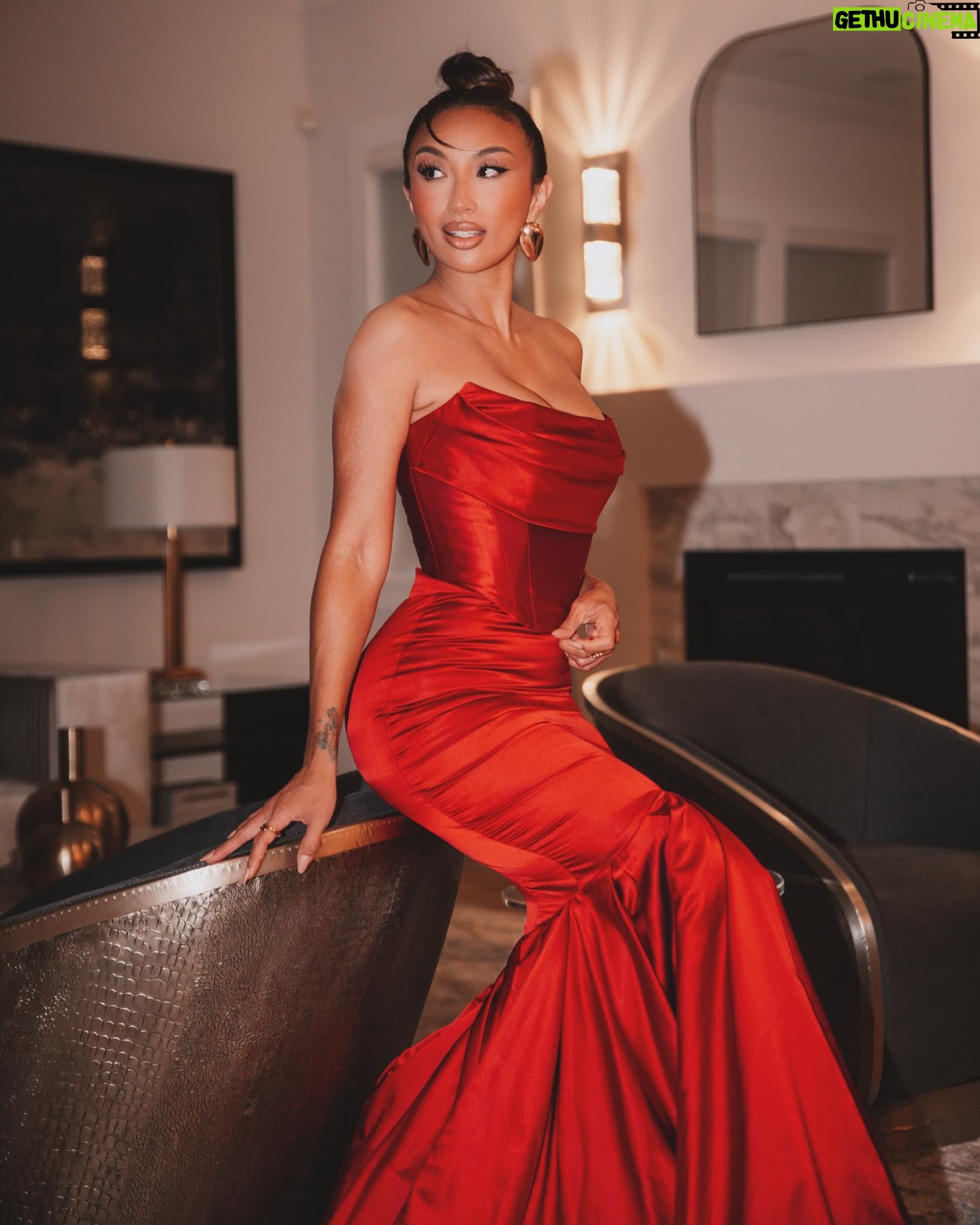 Jeannie Mai Instagram - When it comes to helping babies around the world, this Mommy was honored to stand alongside @baby2baby last night 👠Thank you @kellysawyer & @norahweinstein for not just changing lives, but also igniting hope for moms and children by providing the essentials of diapers, formula, and school supplies across the globe. $12 milly raised last night .. as honoree @salmahayek so poignantly said “All babies are our babies.” ❤️
