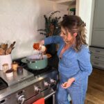 Jessie James Decker Instagram - I’ve teamed up with @raoshomemade, my most-loved pasta sauce brand, to bring you our take on my FAVORITE recipe from my newest cookbook, Just Eat: “One-Pot Ground Turkey Caramelized Onion & Spinach Penne.” Rao’s Homemade sauces use Italian tomatoes, fresh garlic, onion and basil, and are slow-simmered to perfection so your family is guaranteed to love it! Head to your local Walmart or Walmart.com to get your own Rao’s Homemade new Caramelized Onion Pasta Sauce to elevate any dish! #raoshomemadepartner #ad @walmart