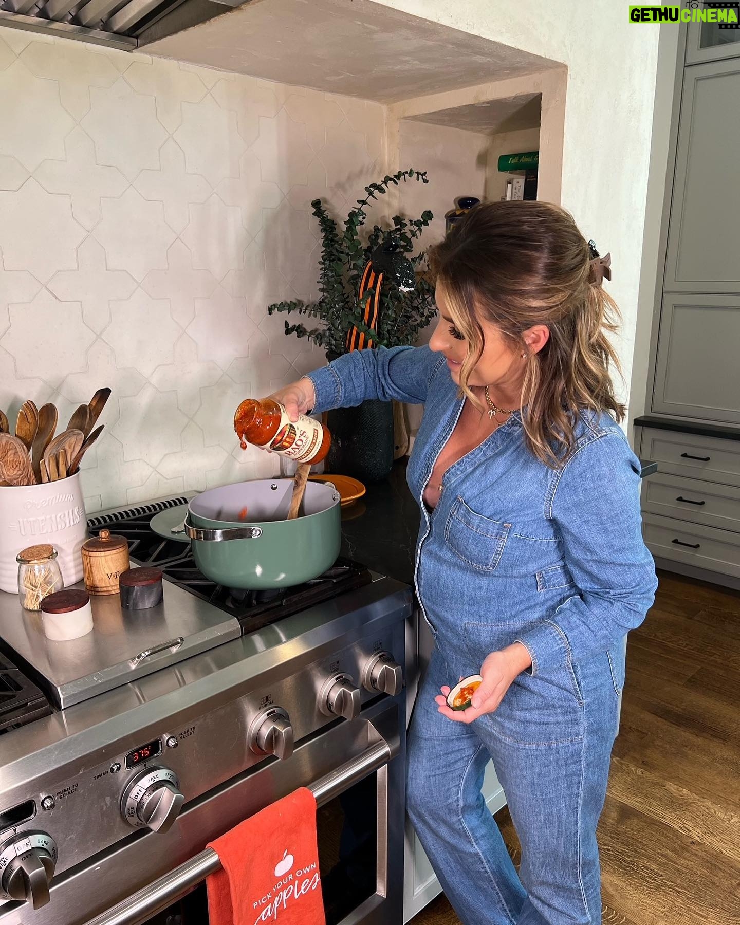 Jessie James Decker Instagram - I’ve teamed up with @raoshomemade, my most-loved pasta sauce brand, to bring you our take on my FAVORITE recipe from my newest cookbook, Just Eat: “One-Pot Ground Turkey Caramelized Onion & Spinach Penne.” Rao’s Homemade sauces use Italian tomatoes, fresh garlic, onion and basil, and are slow-simmered to perfection so your family is guaranteed to love it! Head to your local Walmart or Walmart.com to get your own Rao’s Homemade new Caramelized Onion Pasta Sauce to elevate any dish! #raoshomemadepartner #ad @walmart