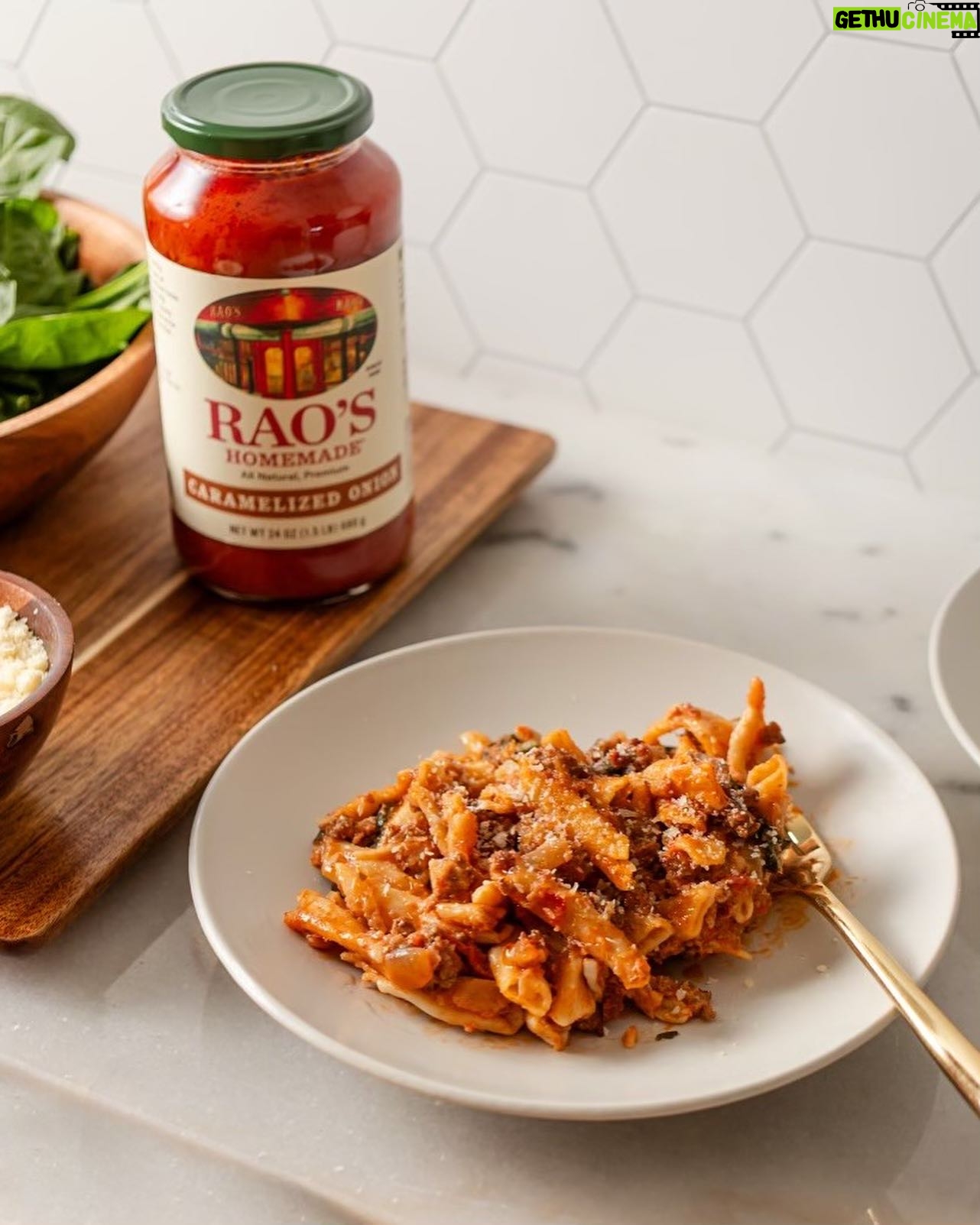 Jessie James Decker Instagram - I’ve teamed up with @raoshomemade, my most-loved pasta sauce brand, to bring you our take on my FAVORITE recipe from my newest cookbook, Just Eat: “One-Pot Ground Turkey Caramelized Onion & Spinach Penne.” Rao’s Homemade sauces use Italian tomatoes, fresh garlic, onion and basil, and are slow-simmered to perfection so your family is guaranteed to love it! Head to your local Walmart or Walmart.com to get your own Rao’s Homemade new Caramelized Onion Pasta Sauce to elevate any dish! #raoshomemadepartner #ad @walmart