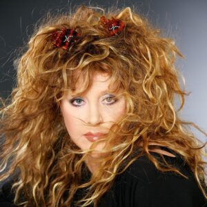 Alla Pugacheva Instagram - Смешно и грустно наблюдать за кучкой оголтелых недоличностей, завистников и  клеветников. 

Вы такие забавные! Кстати, именно вас я назвала рабами и холопами, народ-то в данном случае ни при чём, он заложник нынешней ситуации. Я люблю его и жалею, а вы своими хамскими высказываниями в мой адрес, абсурдными вымыслами и наглым враньем пытаетесь оттолкнуть от меня людей, для которых я всю жизнь жила и пела, жертвовала  своим здоровьем и  личной жизнью. 

Не получится это у вас, как бы вы ни старались. Так что не тратьте силы свои и средства на бесполезные попытки уничтожить меня или обесценить мою жизнь и творчество. Моя многомиллионная армия поклонников меня не предаст! 

Я свою миссию  выполнила, я давно не пою, и моей судьбой управляет вселенная.  И не надо считать количество волос на моей голове (после Чернобыля - спасибо, хоть что-то осталось). И голос мой уставший всё равно звучит, если учесть, что полвека несмотря на болезни я бежала к любимым зрителям и делала всё, чтобы они были счастливы. И ноги ходят, и глаза видят, и уши слышат. 

Деньги мои считаете? Да, я вкалывала, я их зарабатывала в отличие от тех, кто прогулял и пропил свой звёздный час и бездоказательно заявляет, что им перекрыла кислород Алла Пугачева. Как удобно, не правда ли? 

Да и не в деньгах счастье. Свобода - это главное богатство. И я её в себе берегу, этим живу и постараюсь дожить до победы света над тьмой,  победы добра над злом, победы правды над клеветой. 

Живём дальше!

P.S. Когда-то я попросила Ярослава Дронова сказать одну важную фразу, теперь и я её скажу, хотя меня никто и не просит: «Вы ещё обо мне услышите!»
Хотите вы этого или нет, но жизнь показывает, что я до сих пор в ваших сердцах.

Спасибо.
Алла Пугачева
