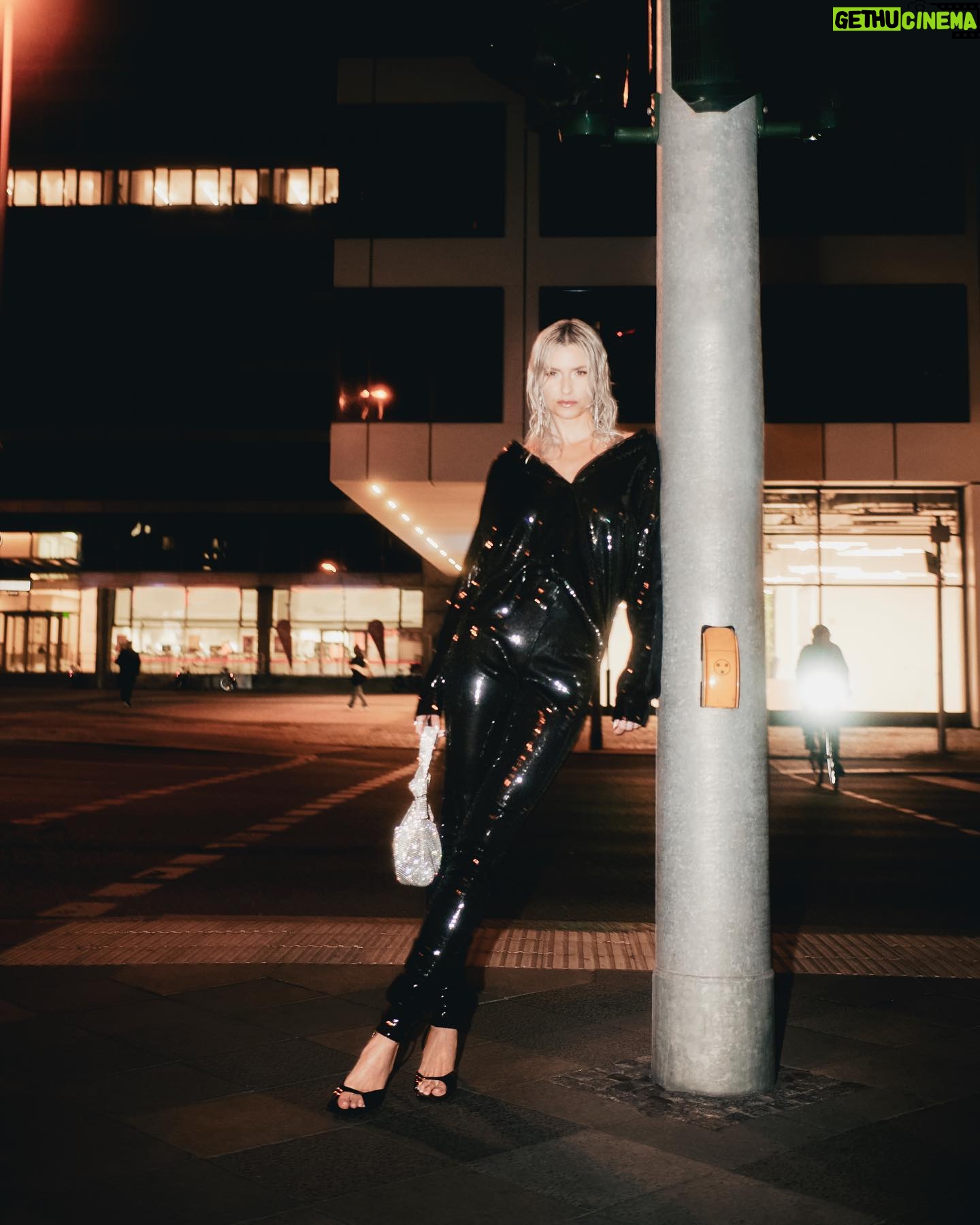 Lena Gercke Instagram - Anzeige| Baum steht. Jetzt kommen die Looks dazu. Unsere neue @legerbylenagercke Festive Collection ist ab sofort erhältlich! ✨ Welcher Look ist euer Favorit? Kommentiert 1-6 🫶🏻