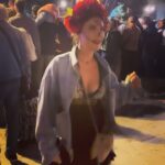 Şevval Sam Instagram – 💖Çoook uzaklardan yazıyorum dostlar..(11 saat fark😅)..bu sene bi 11 saat geç gireyim yeni yaşıma dedim, neyse dönünce öderim 😅 hatta ölüler gününde bi ölüverip gelip sıfırlanayım dedim. 50 yıldır bu planette olmak çok enteresan, düşününce..acısıyla tatlısıyla hikayemi seviyorum ❤️bunca yıl en büyük hayalim Meksika Ölüler gününe gitmekti.. Prenses’imin ülkesine😉 #princessthecamper  bu sene bu hayalimi yarı yüz yaşımda gerçekleştirdim. Dünya değişiyor her geçen gün, gezmek görmek lazım. Hayatımın en güzel tatilini yaptım diyebilirim. Bir kaç fotoğraf paylaşıyorum. Devamı gelir..bi açılış yapayım. Yeni yaşımı kutlayan herkese çoook teşekkür ediyorum. Cevap verebildiklerim veremediklerim..sevginiz benim için çok kıymetli bunu unutmayın lütfen ❤️❤️❤️❤️❤️❤️❤️❤️❤️💫🎂🥂⭐️💛🌈💖💯🎉🍻🩷💙🩵💛🥳🍬🍭🍡💝 #diademuertos #mexico🇲🇽 #oaxaca #50years