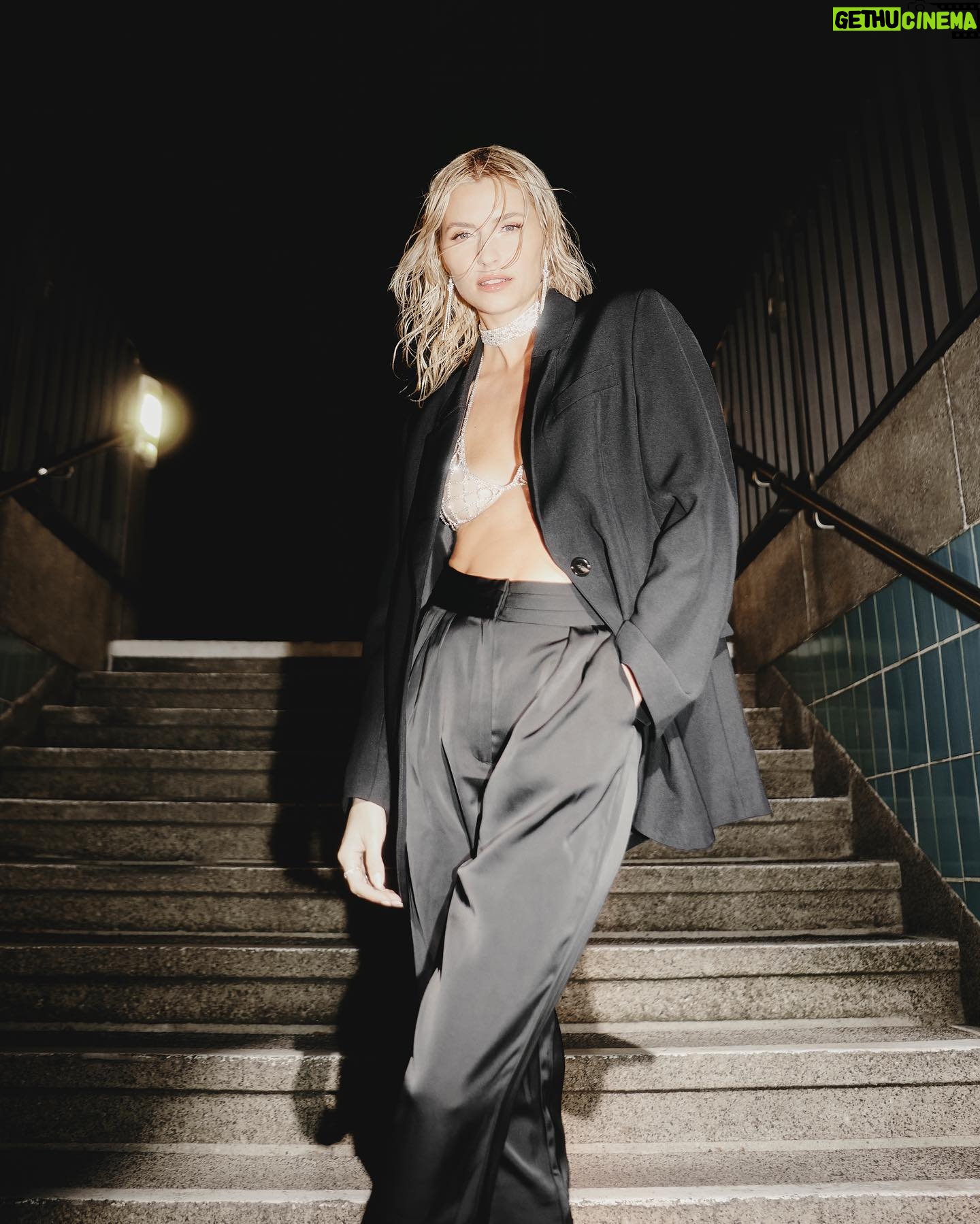 Lena Gercke Instagram - Anzeige| Baum steht. Jetzt kommen die Looks dazu. Unsere neue @legerbylenagercke Festive Collection ist ab sofort erhältlich! ✨ Welcher Look ist euer Favorit? Kommentiert 1-6 🫶🏻