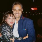 Macarena Achaga Instagram - Hace dos noches viví uno de los momentos más especiales de mi vida: Conocer a una de las mujeres que más admiro.. Jessica Alba!

Déjenme les cuento bien 👇🏻 

Juanpa sabe -porque probablemente es de lo único que hablo desde que me conoce- que @jessicaalba es ESA MUJER que me cambió la vida sin saberlo.. y hace poco nos invitaron a un evento en su casa con el objetivo de unir a latinos de todas las industrias!! Mi cara boquiabierta decía todo.. pero todo indicaba que no íbamos a lograr estar ahí :( 
Unos días después, él sin decirme nada, me sorprendió con los tickets de avión y despejando las agendas de los dos para estar en LA 24hs coincidiendo en esta noche espectacular celebrando nuestra cultura.. y por fin, conociéndola!

Jessica Alba (que es más hermosa por dentro aún que por fuera) es una de las pioneras en decirle a la industria “soy TODO esto y nadie me va a decir qué puedo hacer y qué no” y además demostrarlo con hechos.. 
ese mensaje que dio al mundo tan fuerte, llegó a mi como si viera una radiografía de mi propia mentalidad, avalando lo que yo creía de mi misma también y llenándome de nuevos sueños y límites que romper. 

La verdad es que como una niña que nació a 10.163km de distancia de Los Ángeles, solo podía soñar con algún día ser actriz y codearme con las personas más revolucionarias.. sobra decir que este es otro sueño hecho realidad 🥲🙏🏻💕 

Gracias por abrirnos tu casa 💕 gracias @tracybrennan por hacer esto posible

@juanpazurita eres el ejemplo PERFECTO de lo que significa ser un equipo, gracias sinceras por saber lo que mi cora desea aveces más que yo misma. Seguimos sin superar que @salmahayek se llevó una ziplock con tamales.. brillante, no se como no me llevé los míos 😂 y no se cómo no tomé esa foto