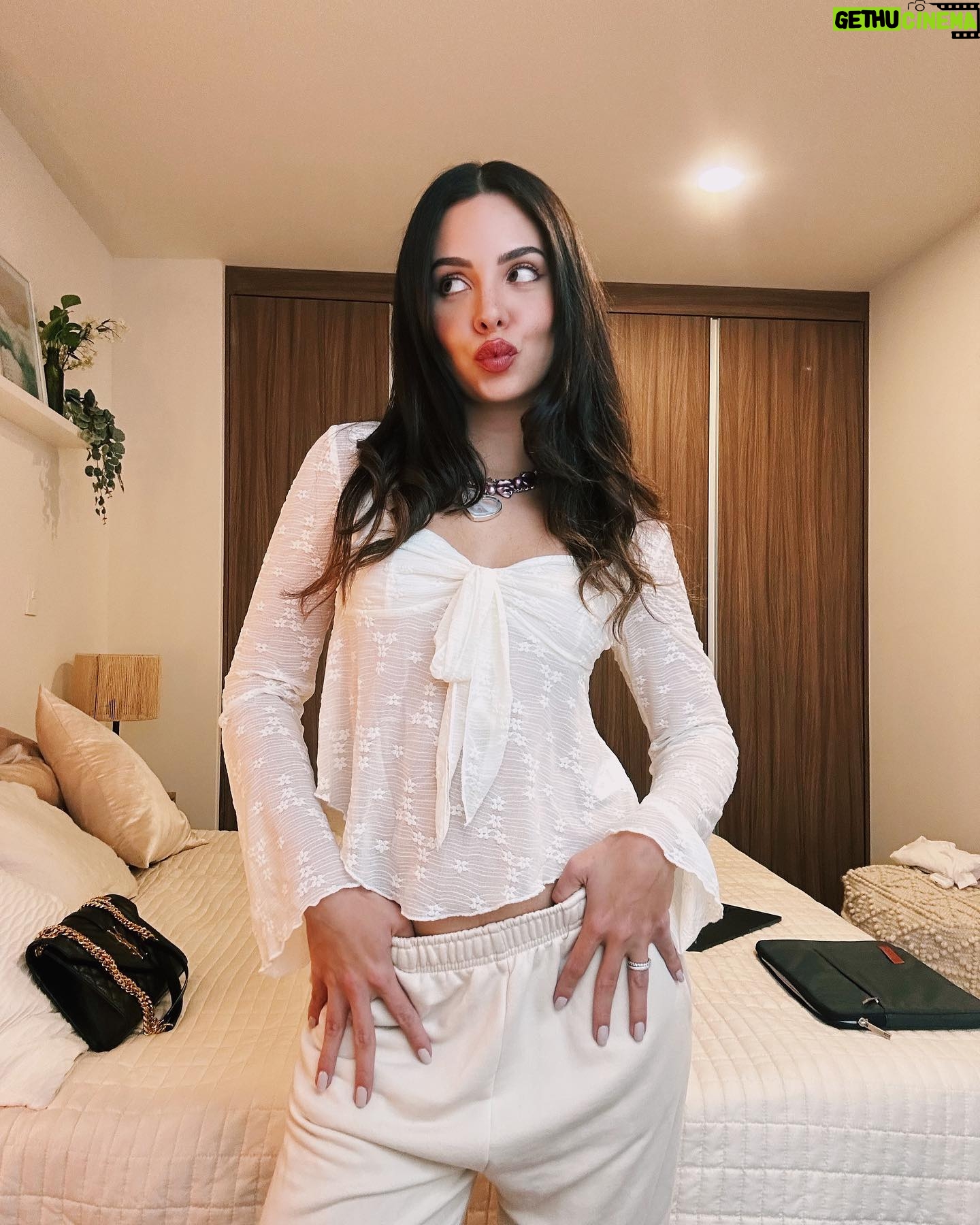 Sheryl Rubio Instagram - 1. Ignoren mis pantalones, me estaba cambiando para ponerme cómoda y quería enseñarles este top que me hace sentir diosa del Olimpo. Te amo @shopcider 2. Hoy hicimos una entrevista para claro video hablando de Playa Soledad y me dijeron que ya habíamos salido en varios periódicos y yo ni enterada 🥹 me han preguntando dónde verla y por ahora pueden verla en la plataforma de ClaroVideo, si está en otras plataformas prometo avisarles!!