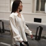 Anna-Maria Sieklucka Instagram - Zastanawiałaś się kiedyś gdzie tak biegniesz, a może stoisz w miejscu? „Zastałaś” się w swojej strefie komfortu albo tak bardzo jest Ci niewygodnie, że uciekasz, bo najważniejszy jest cel, ale tak naprawdę nie wiesz co nim jest? Zastanawiałaś się ostatnio nad tym czego tak naprawdę potrzebujesz, a co Cię ogranicza? A może sama stawiasz przed sobą  mur, bo boisz się porażki, oceny, bo nie chcesz się tłumaczyć przed innymi? A tak naprawdę potrzebujesz się tłumaczyć komukolwiek? A może w życiu przede wszystkim chodzi o Ciebie? 
O Ciebie.
Poczuj, ile jesteś warta. 🤍
.
.
.
#knowyourworth #youareenough #womanpower #style #woman