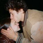 Macarena Achaga Instagram - Hace dos noches viví uno de los momentos más especiales de mi vida: Conocer a una de las mujeres que más admiro.. Jessica Alba!

Déjenme les cuento bien 👇🏻 

Juanpa sabe -porque probablemente es de lo único que hablo desde que me conoce- que @jessicaalba es ESA MUJER que me cambió la vida sin saberlo.. y hace poco nos invitaron a un evento en su casa con el objetivo de unir a latinos de todas las industrias!! Mi cara boquiabierta decía todo.. pero todo indicaba que no íbamos a lograr estar ahí :( 
Unos días después, él sin decirme nada, me sorprendió con los tickets de avión y despejando las agendas de los dos para estar en LA 24hs coincidiendo en esta noche espectacular celebrando nuestra cultura.. y por fin, conociéndola!

Jessica Alba (que es más hermosa por dentro aún que por fuera) es una de las pioneras en decirle a la industria “soy TODO esto y nadie me va a decir qué puedo hacer y qué no” y además demostrarlo con hechos.. 
ese mensaje que dio al mundo tan fuerte, llegó a mi como si viera una radiografía de mi propia mentalidad, avalando lo que yo creía de mi misma también y llenándome de nuevos sueños y límites que romper. 

La verdad es que como una niña que nació a 10.163km de distancia de Los Ángeles, solo podía soñar con algún día ser actriz y codearme con las personas más revolucionarias.. sobra decir que este es otro sueño hecho realidad 🥲🙏🏻💕 

Gracias por abrirnos tu casa 💕 gracias @tracybrennan por hacer esto posible

@juanpazurita eres el ejemplo PERFECTO de lo que significa ser un equipo, gracias sinceras por saber lo que mi cora desea aveces más que yo misma. Seguimos sin superar que @salmahayek se llevó una ziplock con tamales.. brillante, no se como no me llevé los míos 😂 y no se cómo no tomé esa foto