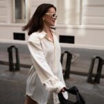 Anna-Maria Sieklucka Instagram - Zastanawiałaś się kiedyś gdzie tak biegniesz, a może stoisz w miejscu? „Zastałaś” się w swojej strefie komfortu albo tak bardzo jest Ci niewygodnie, że uciekasz, bo najważniejszy jest cel, ale tak naprawdę nie wiesz co nim jest? Zastanawiałaś się ostatnio nad tym czego tak naprawdę potrzebujesz, a co Cię ogranicza? A może sama stawiasz przed sobą  mur, bo boisz się porażki, oceny, bo nie chcesz się tłumaczyć przed innymi? A tak naprawdę potrzebujesz się tłumaczyć komukolwiek? A może w życiu przede wszystkim chodzi o Ciebie? 
O Ciebie.
Poczuj, ile jesteś warta. 🤍
.
.
.
#knowyourworth #youareenough #womanpower #style #woman
