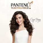 Özge Yağız Instagram - Enerjimi ve gücümü yansıtan saçlarımla yılın gecesine hazırım! 🤩 #PanteneAltınKelebek için geri sayım başladı, Gücünü Gösterenlerin Gecesi’ne sadece 3 hafta kaldı! 🌟 Sürprizler için beni ve @panteneturkiye ‘yi takip etmeyi unutma! 💛 #GücünüGösterenlerinGecesi #işbirliği
