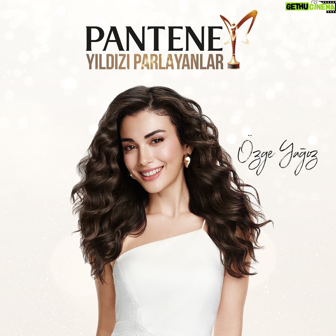 Özge Yağız Instagram - Enerjimi ve gücümü yansıtan saçlarımla yılın gecesine hazırım! 🤩 #PanteneAltınKelebek için geri sayım başladı, Gücünü Gösterenlerin Gecesi’ne sadece 3 hafta kaldı! 🌟 Sürprizler için beni ve @panteneturkiye ‘yi takip etmeyi unutma! 💛 #GücünüGösterenlerinGecesi #işbirliği