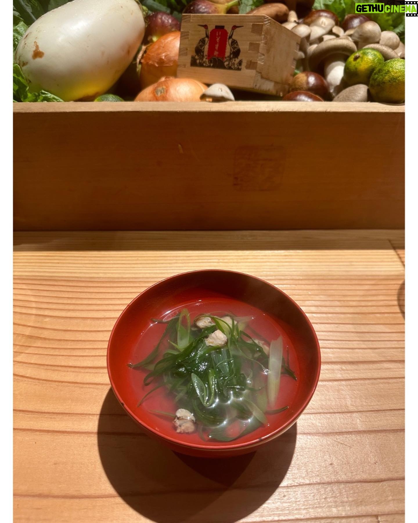 Nozomi Sasaki Instagram - 少し前になりますが…
京都旅🍁
一枚目〜5枚目は#食堂おがわ
2度目、ようやく来れました!
素材の美味しさを感じる料理でとっても美味しい。
4枚目のごろっとした生姜とさつまいもの天ぷらに、感動。
6枚目〜8枚目#uraiso
とても笑顔が素敵なお店の方々がいらっしゃる中で、食べる鍋料理は最高でした!和む…✨
わがまま言って、特別に作ってくださったクレソンの鍋(7枚目)がとても沁みました。
9枚目#大鵬
中華ですが、満足感があるのに全然もたれずにとても美味しかったなぁ✨
旅の美味しいご飯は幸せです☺️
#京都