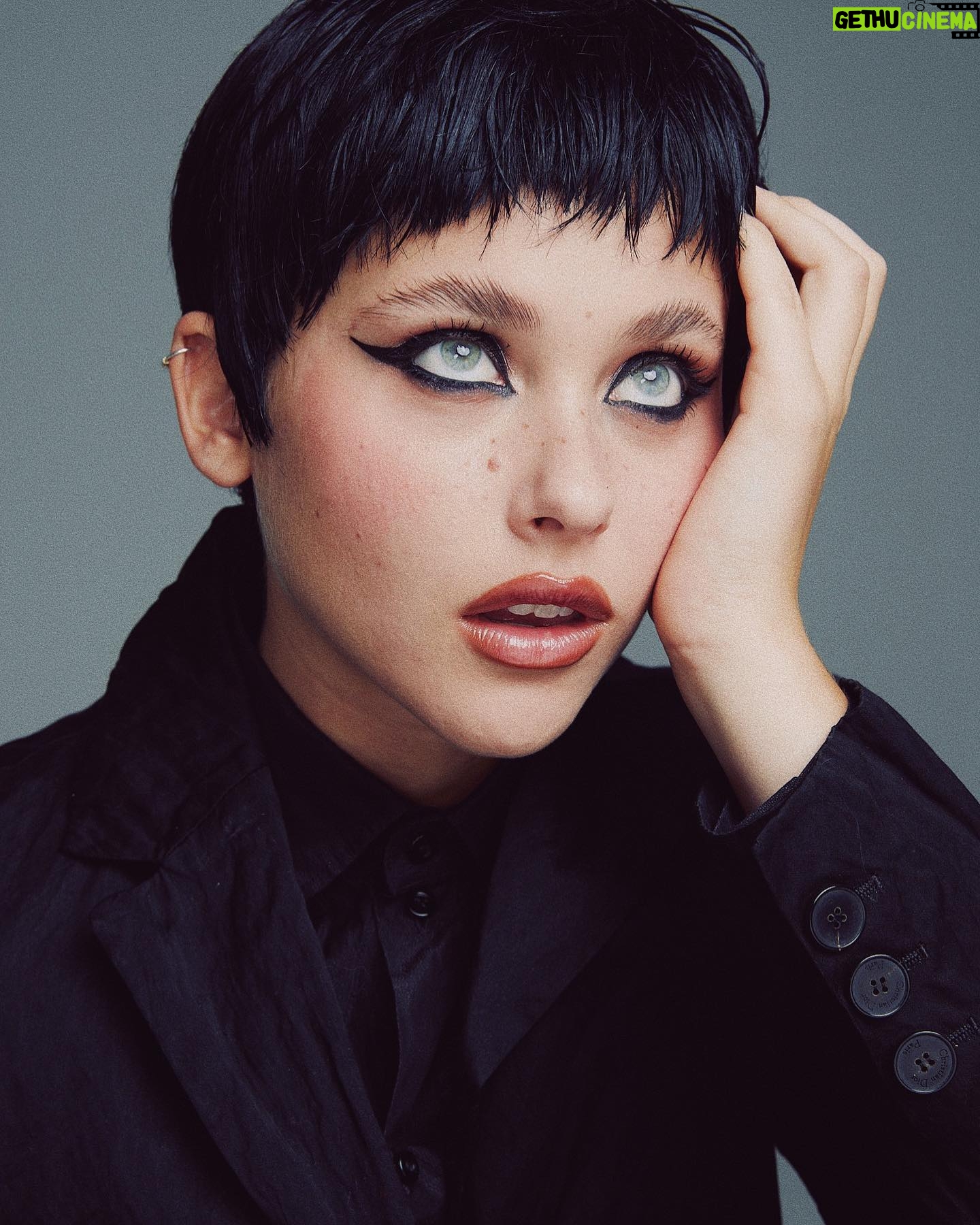 Nicole Wallace Instagram - Portada para @vanidad by @chloewallace_ 🖤🕷️